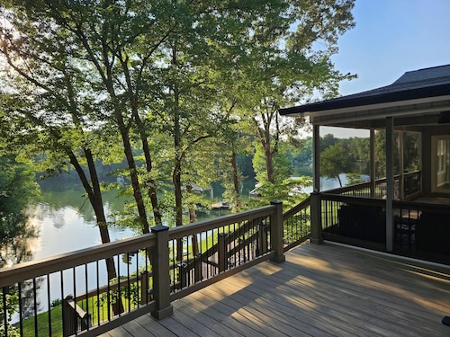 Lakefront- Stay, Soak, Paddle, Play & Relax! On Lake Lookout in Catawba, NC