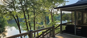 Lakefront- Stay, Soak, Paddle, Play & Relax! On Lake Lookout in Catawba, NC