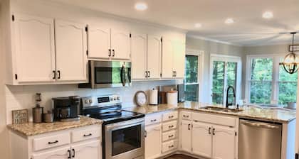Lakefront- Stay, Soak, Paddle, Play & Relax! On Lake Lookout in Catawba, NC