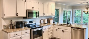 Lakefront- Stay, Soak, Paddle, Play & Relax! On Lake Lookout in Catawba, NC