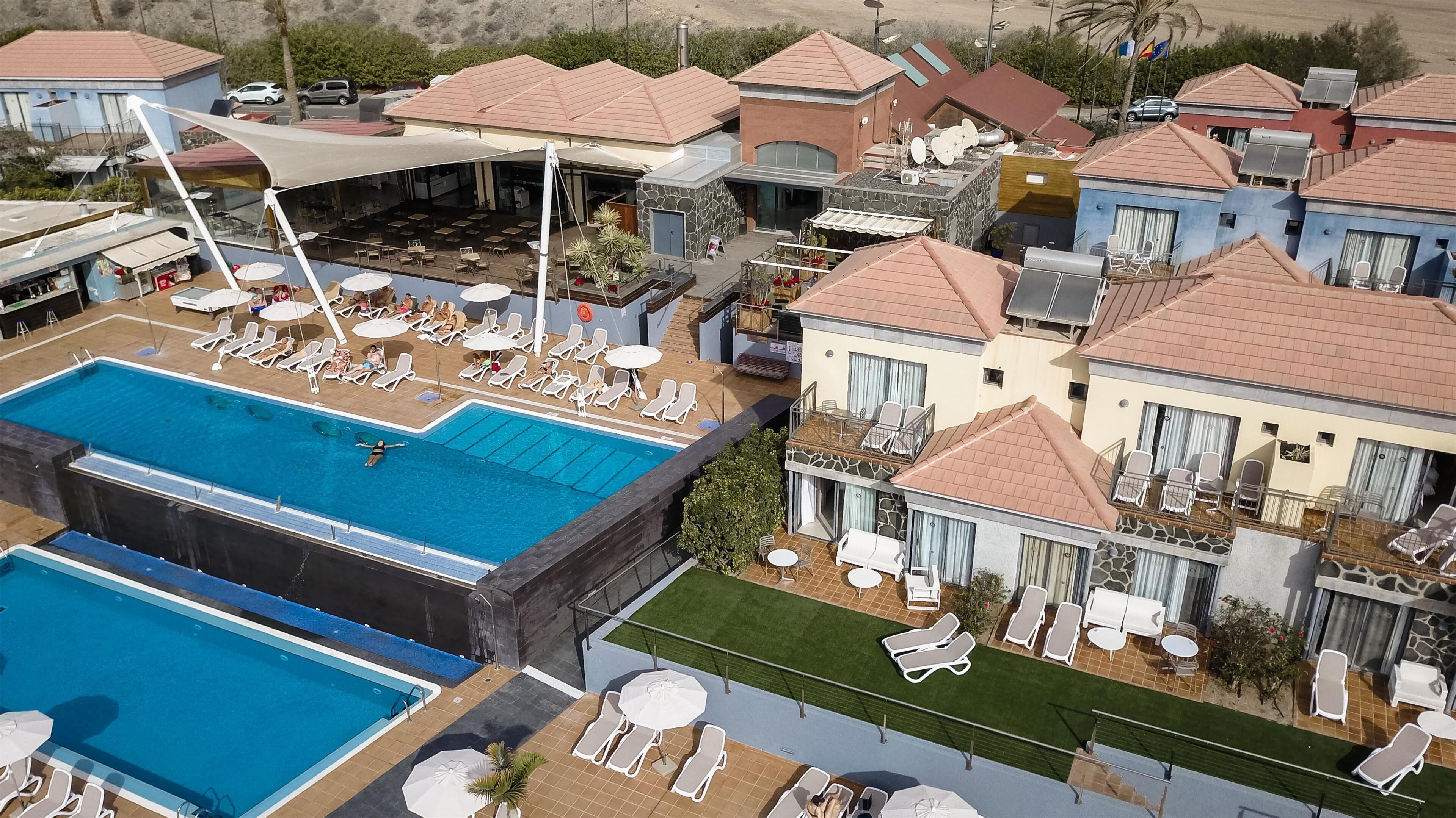 3 outdoor pools, pool umbrellas, pool loungers