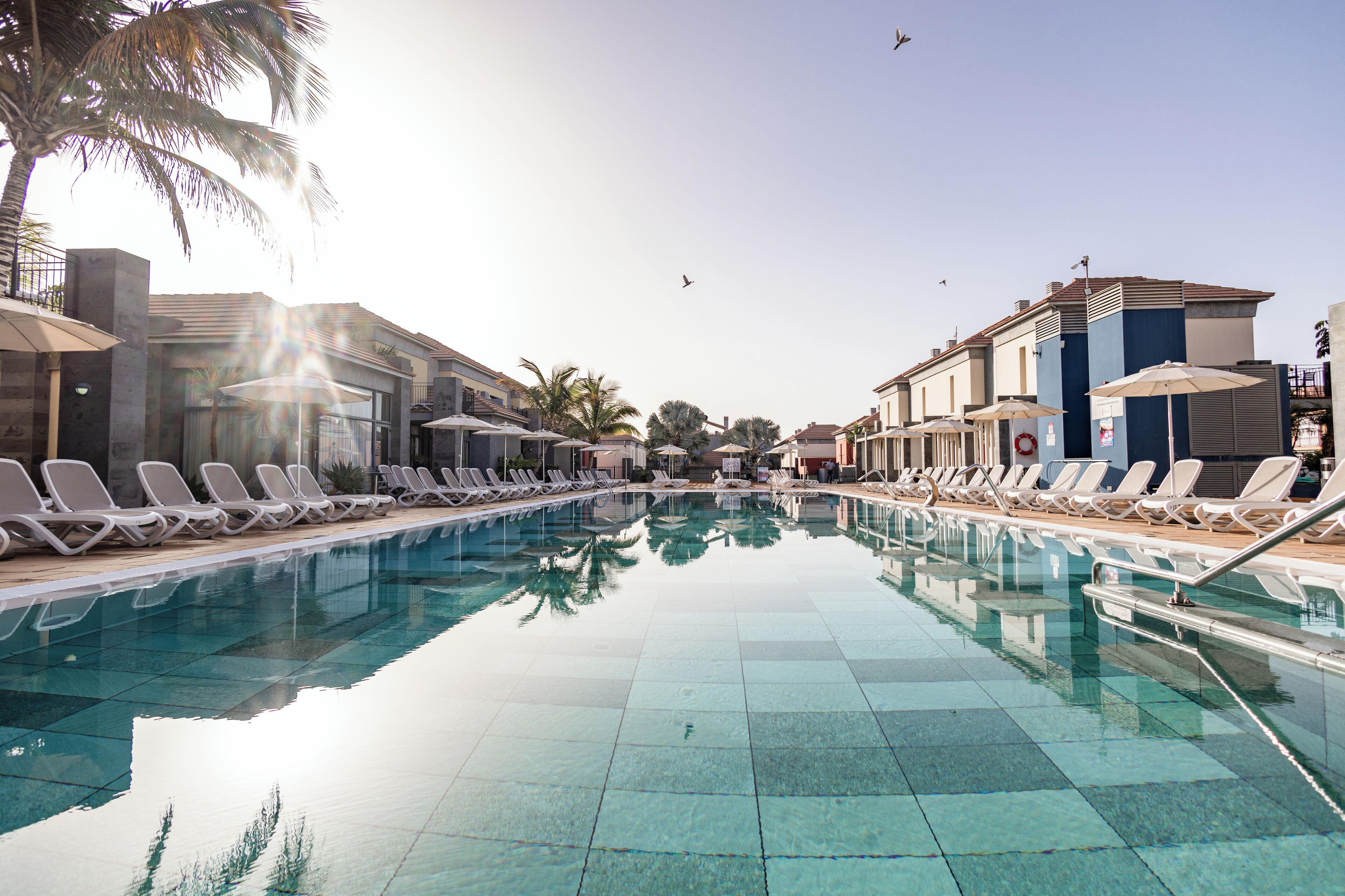 3 buitenzwembaden, parasols voor strand/zwembad