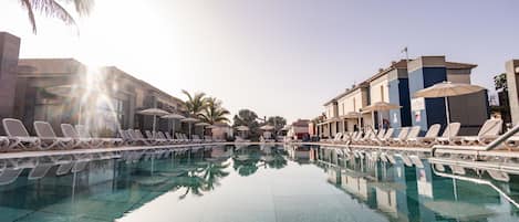 3 piscines extérieures, parasols de plage, chaises longues