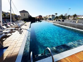 3 piscinas al aire libre, sombrillas, sillones reclinables de piscina