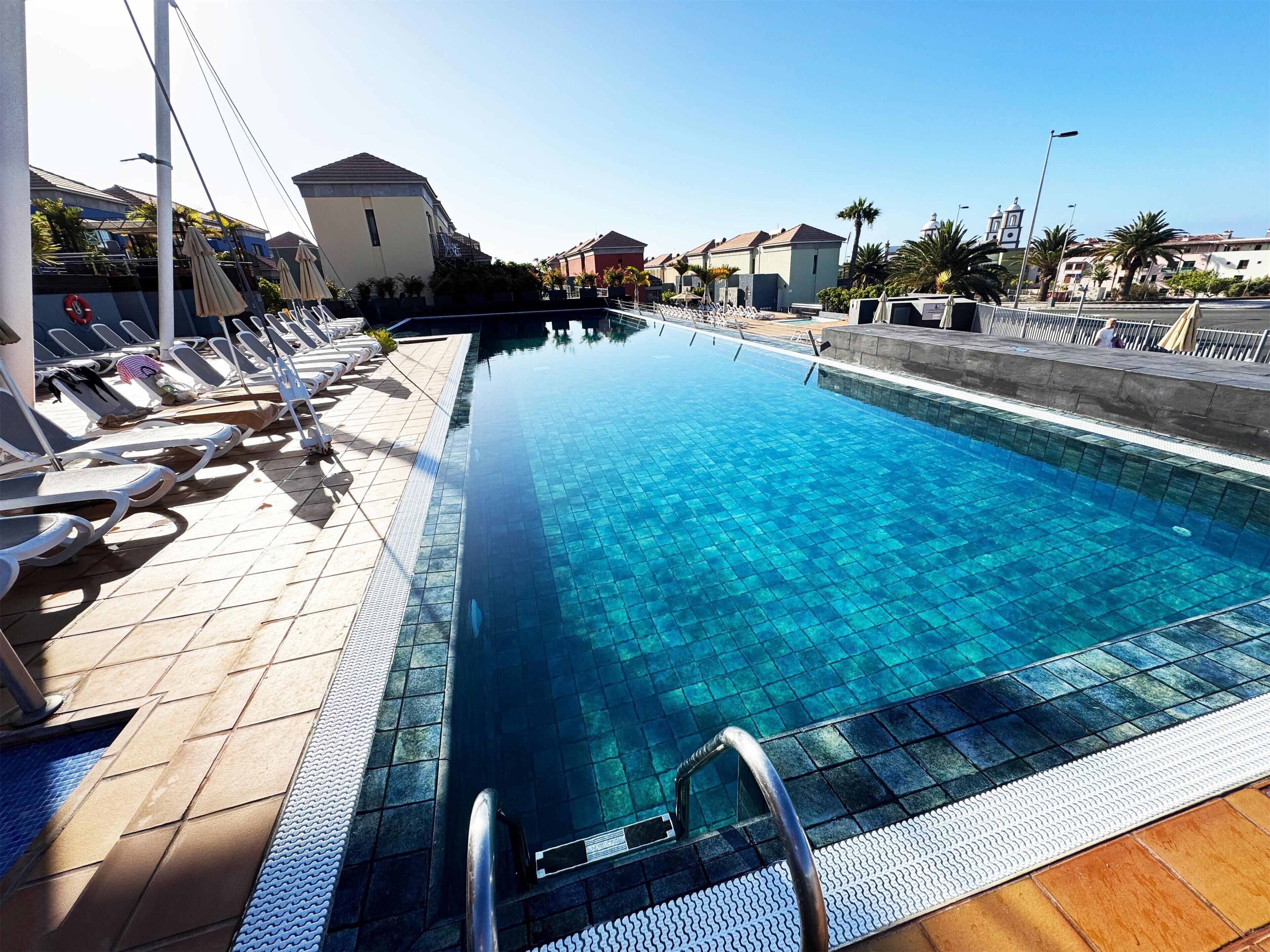 3 piscinas al aire libre, sombrillas, tumbonas