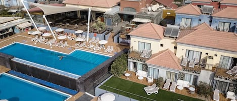3 piscines a l'aire lliure, para-sols i gandules