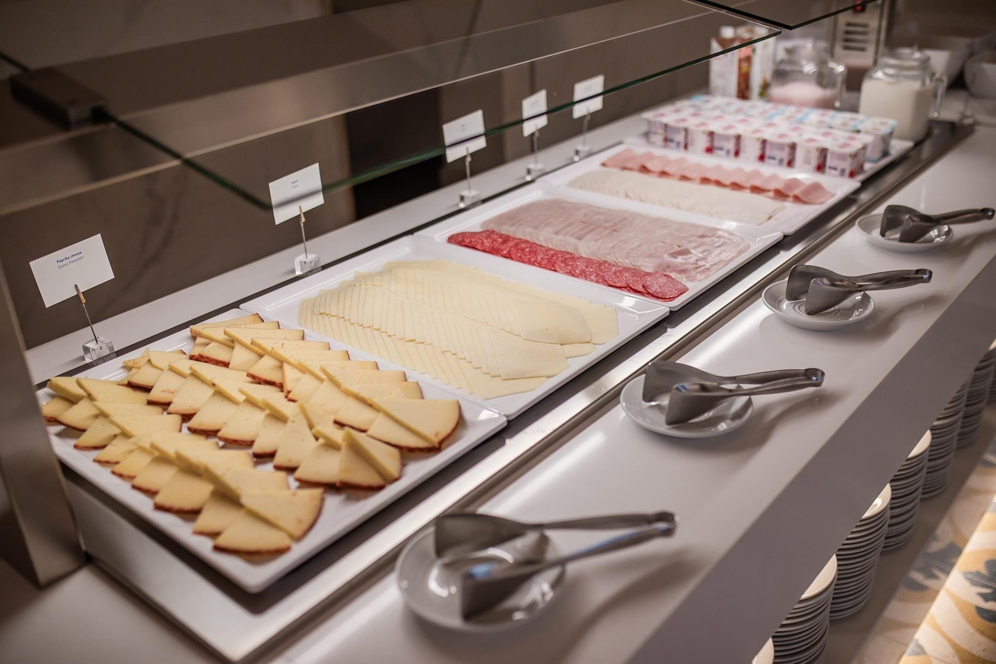 Un buffet proposant une variété d’aliments, notamment des fromages, des viandes et des produits laitiers.