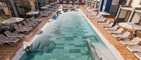 3 buitenzwembaden, parasols bij het zwembad en ligstoelen