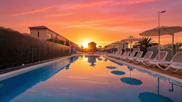 3 outdoor pools, pool umbrellas, pool loungers