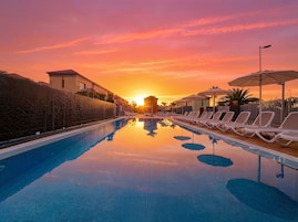 3 outdoor pools, pool umbrellas, pool loungers