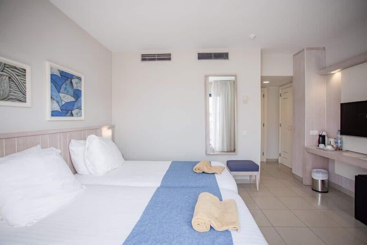 In-room safe, free WiFi, bed sheets