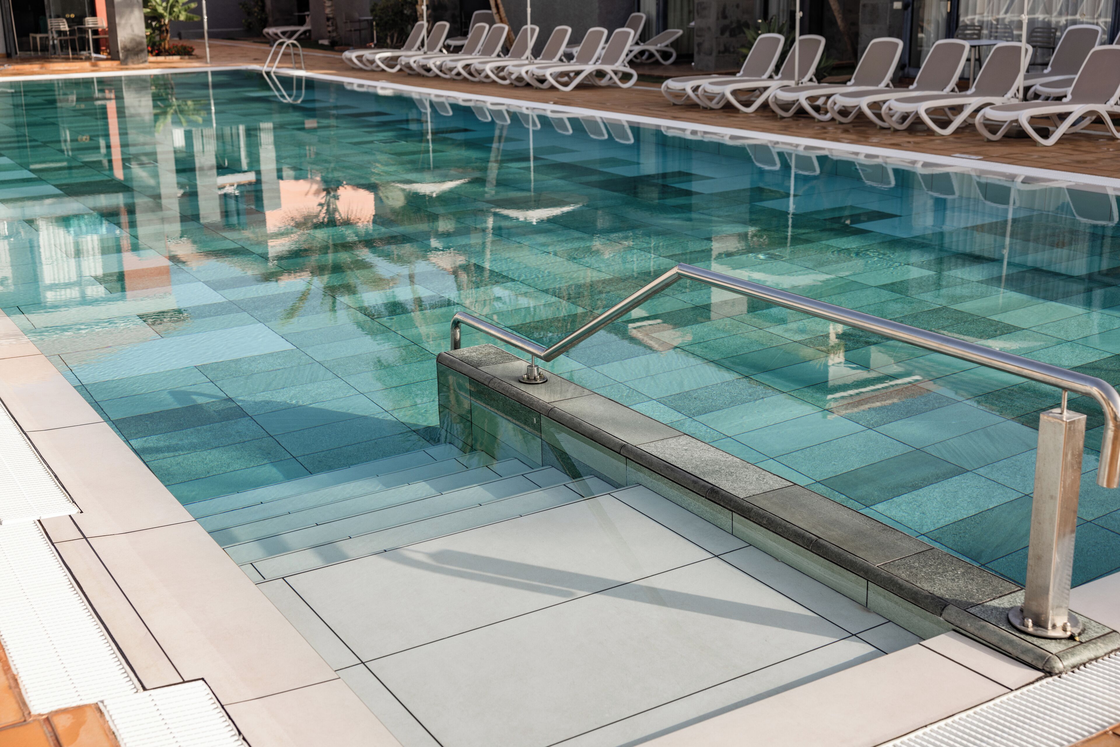 3 piscinas al aire libre, sombrillas, sillones reclinables de piscina