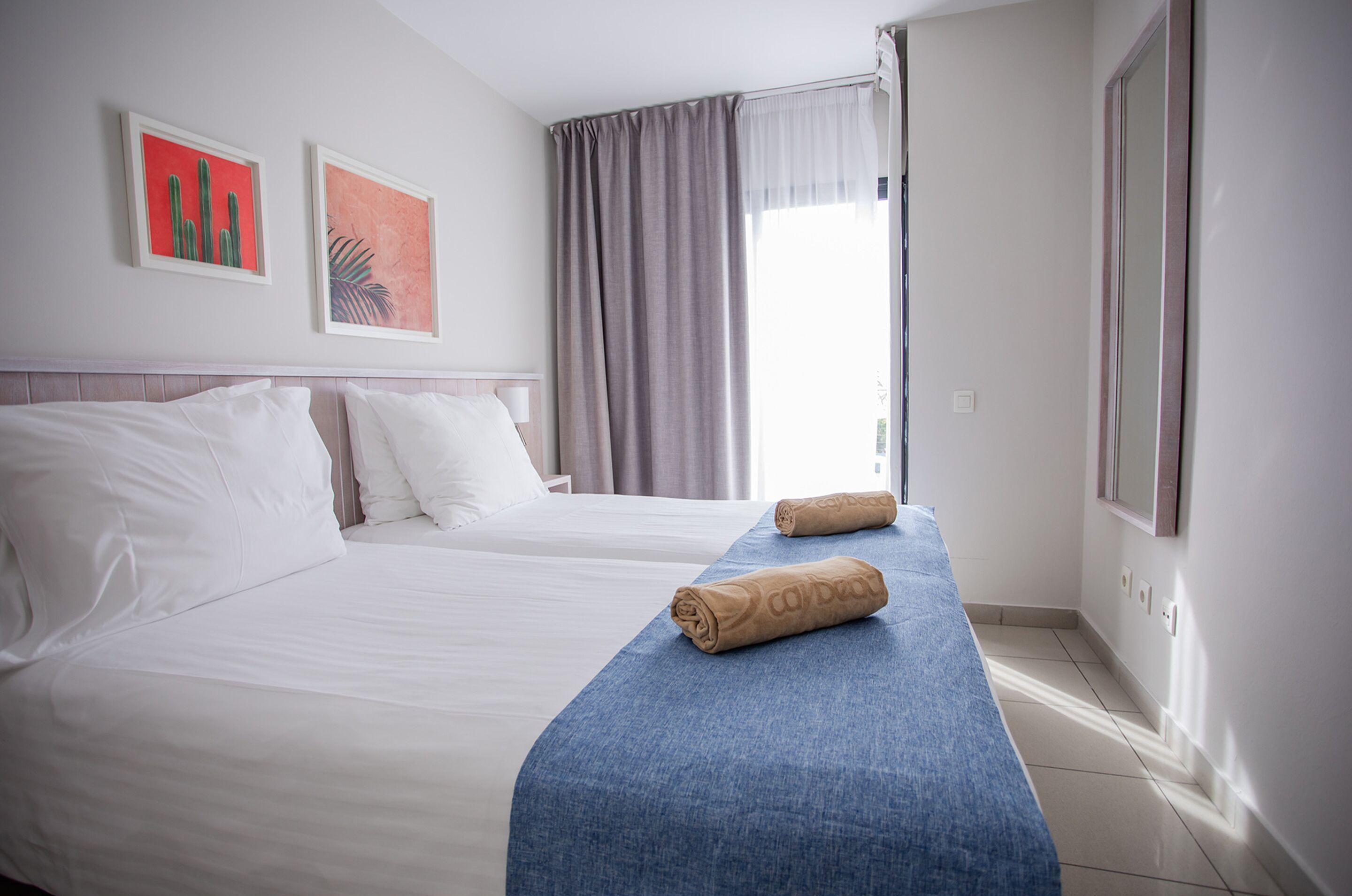 Cofres nos quartos, Wi-Fi de cortesia, roupa de cama