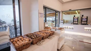 Se ofrece un desayuno bufé (12 EUR por persona)