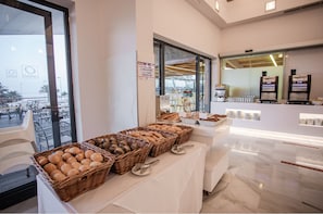 Tägliches Frühstücksbuffet (12 EUR pro Person)