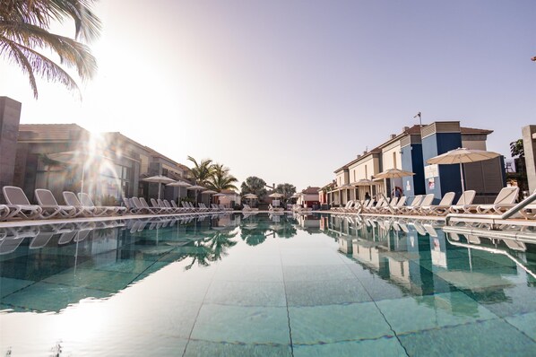 3 piscinas al aire libre, sombrillas, sillones reclinables de piscina