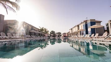 3 buitenzwembaden, parasols voor strand/zwembad