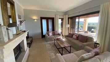 Una Smart TV, una chimenea, libros, un reproductor estéreo