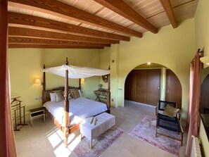 4 chambres, coffres-forts dans les chambres, fer et planche à repasser