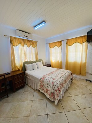 1 habitación, caja de seguridad en la habitación y escritorio