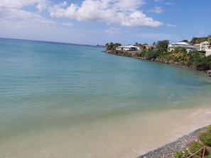 En la playa, playa de arena blanca, camastros y toallas de playa