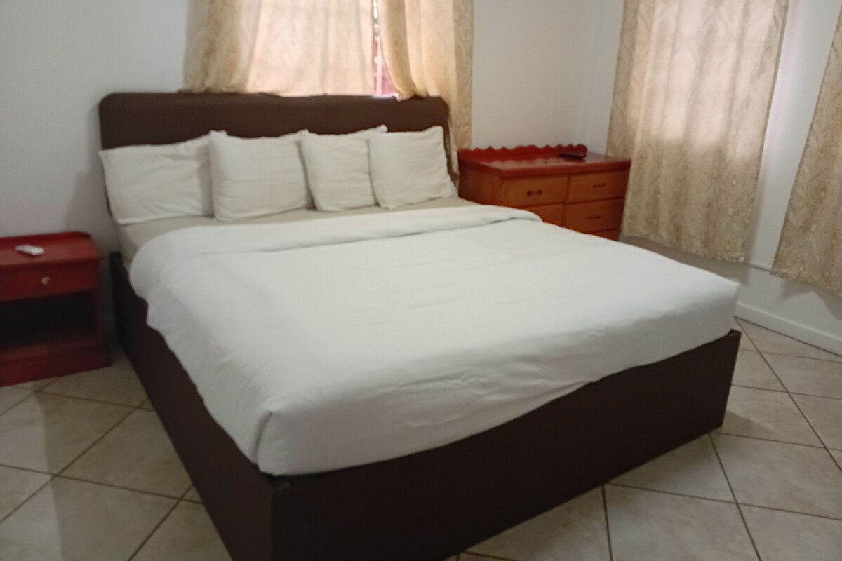 Caja de seguridad en la habitación y tabla de planchar con plancha 