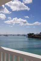 En la playa, arena blanca, sillas reclinables de playa, toallas de playa