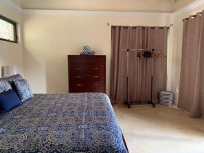 3 عدّة غرف نوم ومكواة/لوح كي وواي فاي وملاءات أسرّة