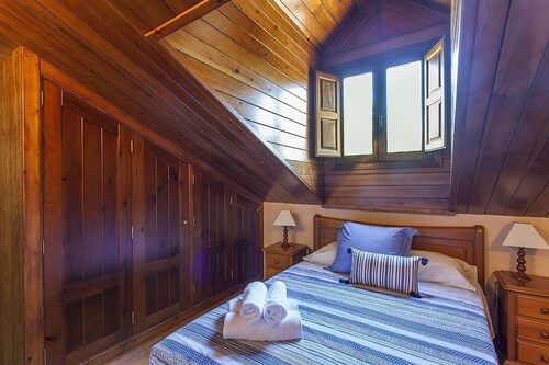 VILLA TAMARIT (Detached house, garden and swimming pool, up to 12 people)