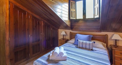 VILLA TAMARIT (Detached house, garden and swimming pool, up to 12 people)