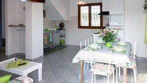 Una cocina moderna con comedor.