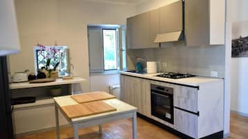 Coffee/tea maker, fridge, oven, stovetop