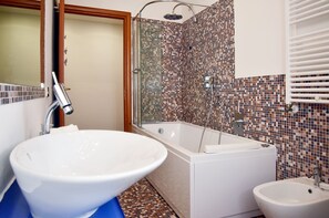 Duschwanne, Haartrockner, Bidet, Handtücher