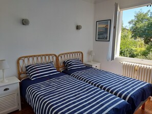 2 bedrooms, iron/ironing board, WiFi