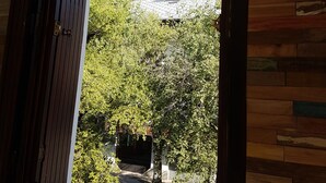 A room with a large window overlooking a mountainous landscape. - Cham-Vue Apartment (Chamonix-Mont-Blanc)