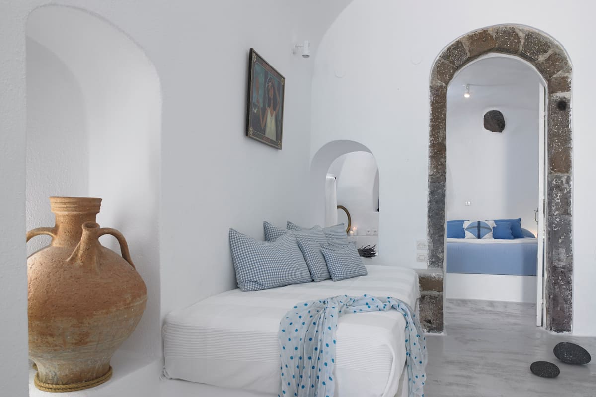 Suite Signature, piscine privée, vue partielle sur la mer | Coffres-forts dans les chambres, fer et planche à repasser