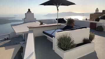 Junior Cave House Suite, Caldera View | Terrace/patio