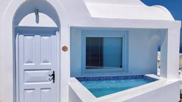 Honeymoon Suite with Outdoor Dip Pool, Sea / Caldera View | Property grounds