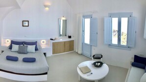 Une chambre à coucher avec un lit, une table de chevet et une vue sur l’extérieur.