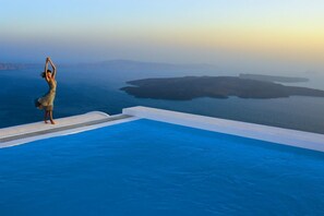 Una piscina al aire libre de temporada
