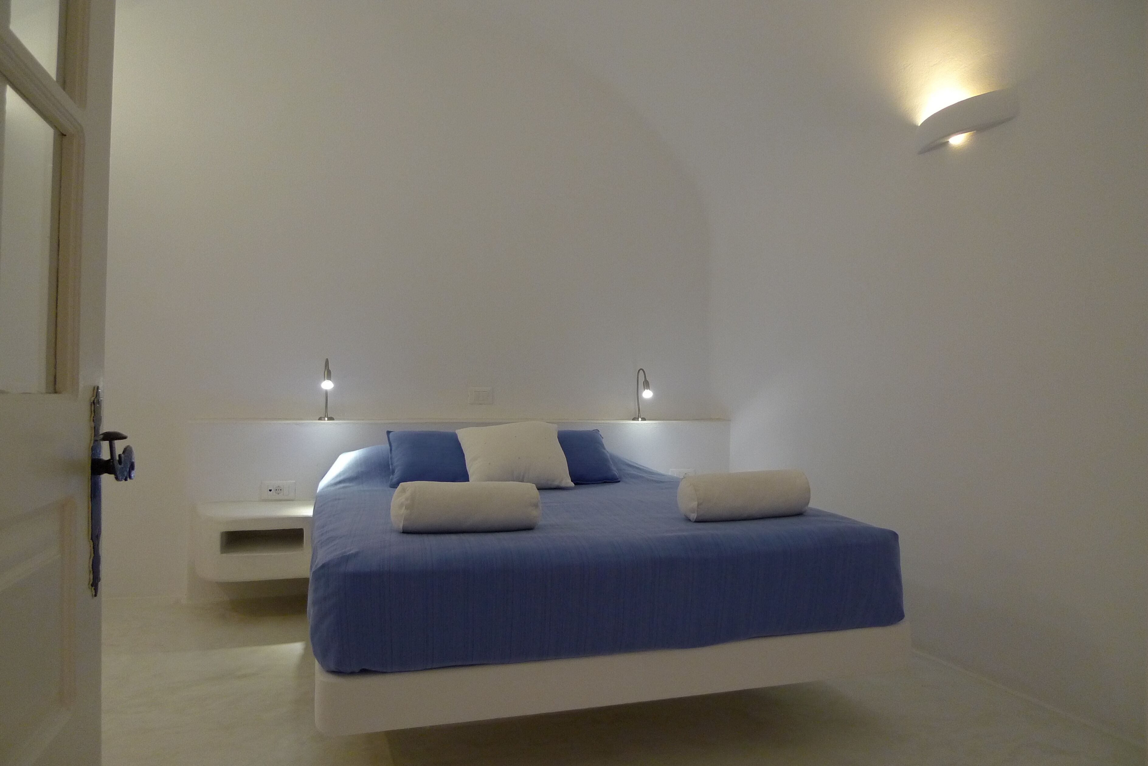 Junior Cave House Suite, Caldera View | Hypo-allergenic bedding, down duvets, in-room safe, iron/ironing board