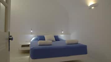 Junior Cave House Suite, Caldera View | Hypo-allergenic bedding, down duvets, in-room safe, iron/ironing board