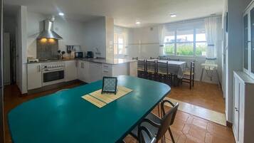 Een magnetron, een vaatwasser, een koffiezetapparaat/waterkoker