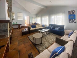 Televisión, chimenea