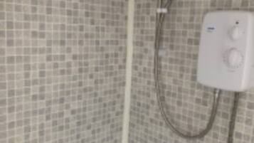 Buồng tắm vòi sen, khăn tắm