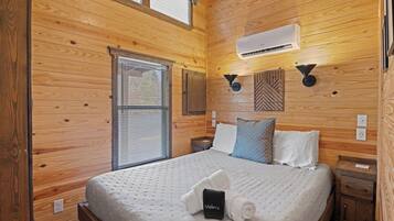 1 bedroom, desk, iron/ironing board, WiFi