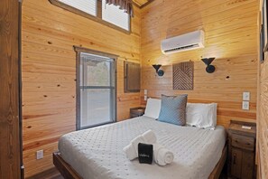 1 bedroom, desk, iron/ironing board, WiFi - Riverfront Cabin, Fish, Hike & 5 Min to Sylva! (Sylva)