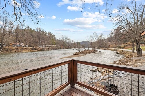 Riverfront Cabin, Fish, Hike & 5 Min to Sylva!