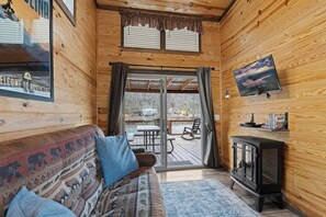 TV - Riverfront Cabin, Fish, Hike & 5 Min to Sylva! (Sylva)