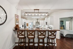 5 bedrooms, iron/ironing board, internet, bed sheets